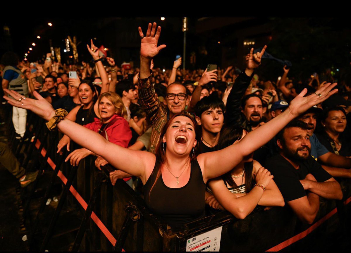 Hermosa fiesta la de Montevideo! Qué poderosa la música! Una muestra más del enorme potencial de la cultura: nos une, nos emociona y nos dota de identidad. 

Felicidades a la @montevideoim por semejante organización. Merecido festejo. Qué alegría la alegría de la gente!