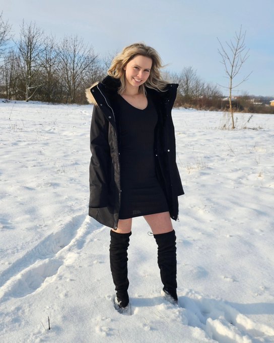 Willst du mit mir einen Schneemann bauen? ❄️ #snow #snowan #snowgirl #picturelove #beautiful #hot #cold<a href="/tag/snow"class="tags">#snow</a><a href="/tag/beautiful"class="tags"><span>#beautiful</span></a><a href="/tag/girl"class="tags"><span>#girl</span></a><a href="/tag/hot"class="tags"><span>#hot</span></a><a href="/tag/cold"class="tags"><span>#cold</span></a><a href="/tag/djane"class="tags"><span>#djane</span></a><a href="/tag/winter"class="tags"><span>#winter</span></a><a href="/tag/streamerin"class="tags"><span>#streamerin</span></a>