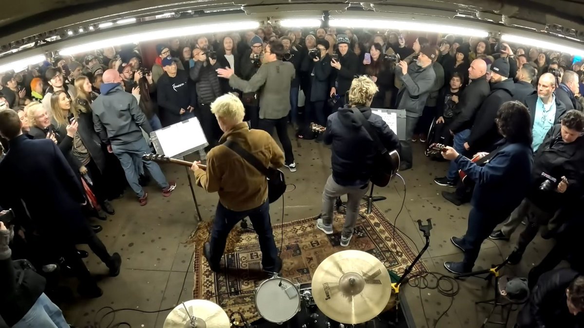 Tee🌏🌘 tweet media