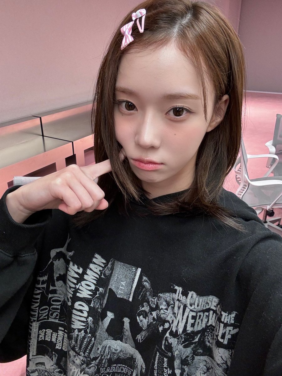 [240121] 10:54PM KST: ⭐️ 

- +📸
- hello 😽