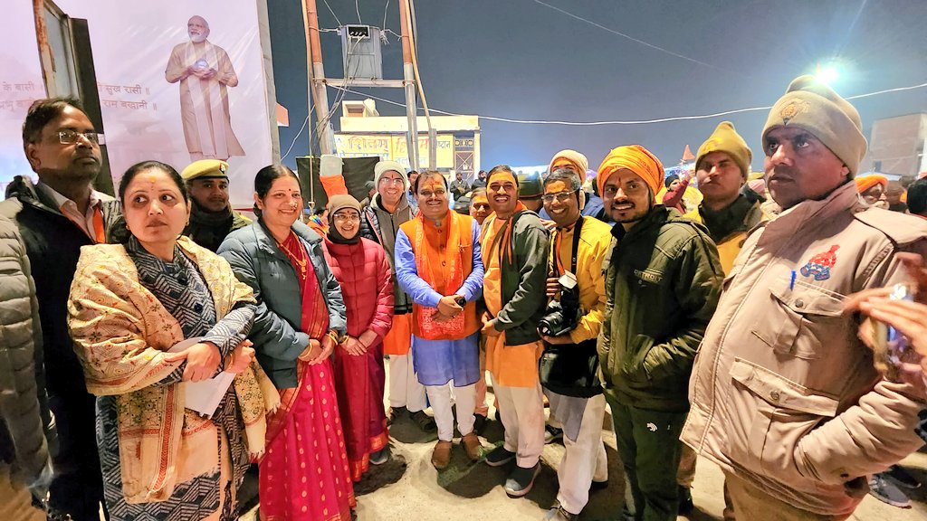 ShriSatshakti (Mrs) Binda Singbal and ShriChitshakti (Mrs) Anjali Gadgil meeting <a href="/SureshChavhanke/">Dr. Suresh Chavhanke “Sudarshan News”</a> ji and Maya Chavanke ji of <a href="/SudarshanNewsTV/">Sudarshan News</a> at Lata Mangeshkar Chowk, Ayodhya.

#RamMandirPranPratishta #AyodhaRamMandir