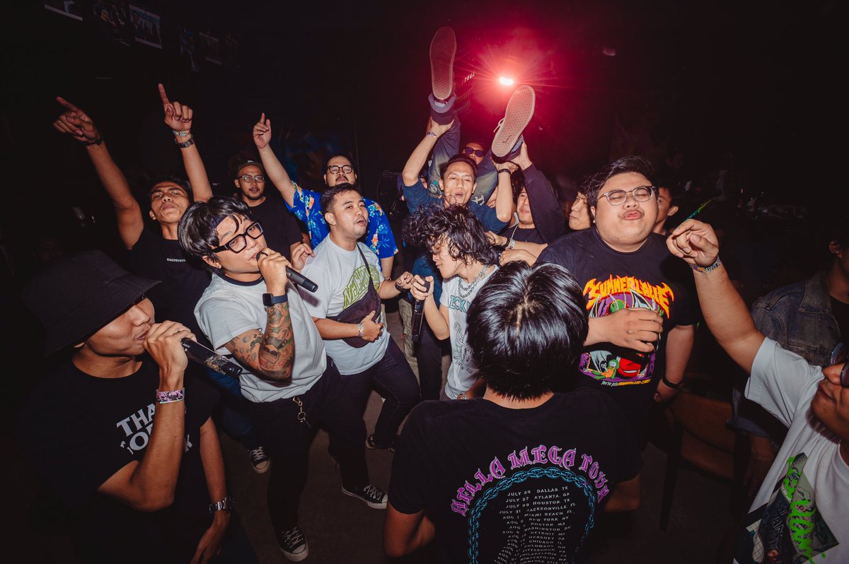 karaoke night &amp; celebrate new album neck deep kemarinn🔥🔥🔥
#neckdeep #lfg