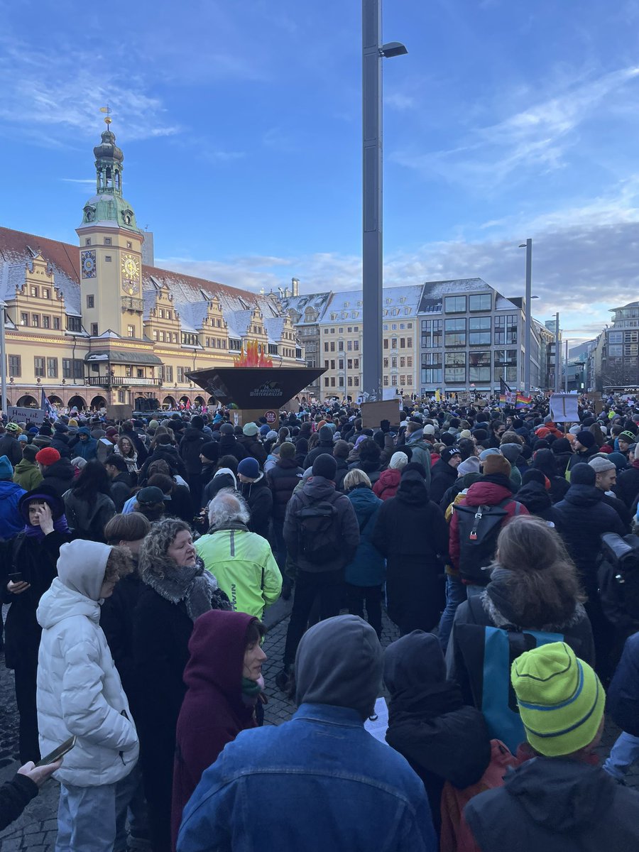 Pi_undso's tweet photo. Ist voll in #Leipzig. 
 #wirsindmehr #DeutschlandStehtAuf https://t.co/h1q59qiKv7