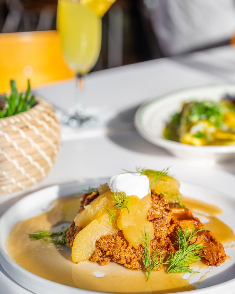 Brunch in the perfect lighting... ☀️😘