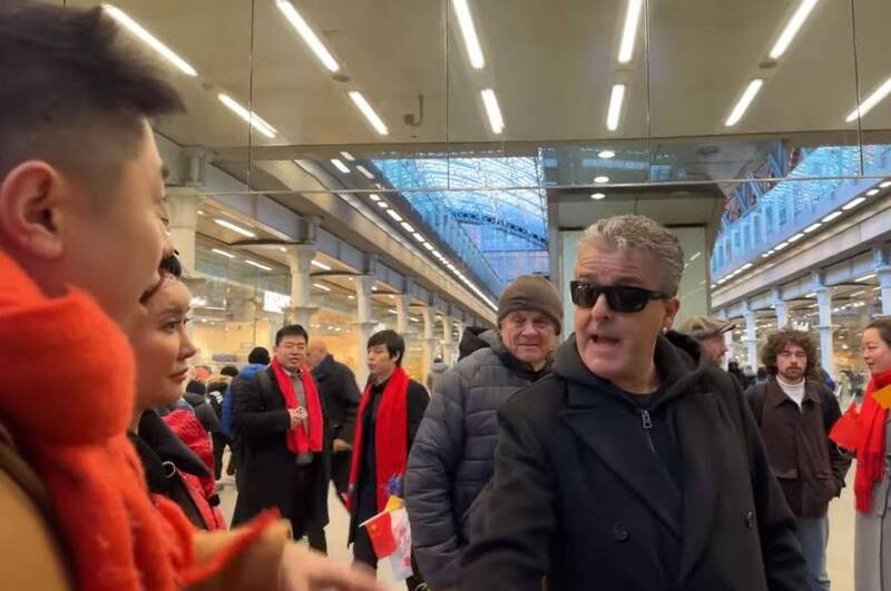 ltntw's tweet photo. 想必英國也是中國神聖不可分割的一部分！（圖／Brendan Kavanagh_YT）

【知名鋼琴家倫敦街頭演奏 竟遭小粉紅要求「遵守中國法律」】
https://t.co/1fGVD8yjzi

#英國 #中國 #UK #China https://t.co/nekkO0GpGw