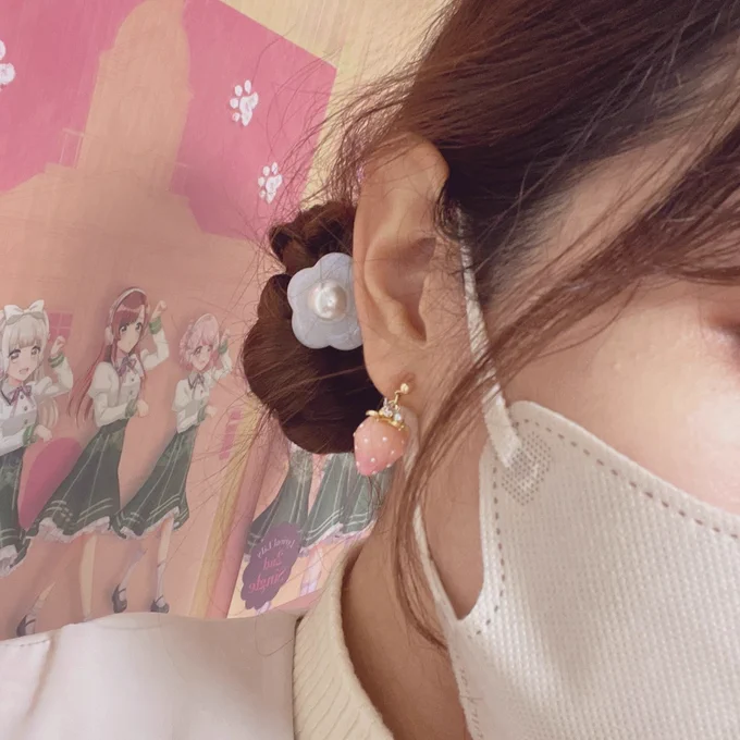 イベントの時ぐらいしか着けれないですが、 このイチゴのイヤリングとお花のヘアゴムの組み合わせ可愛くないですか?