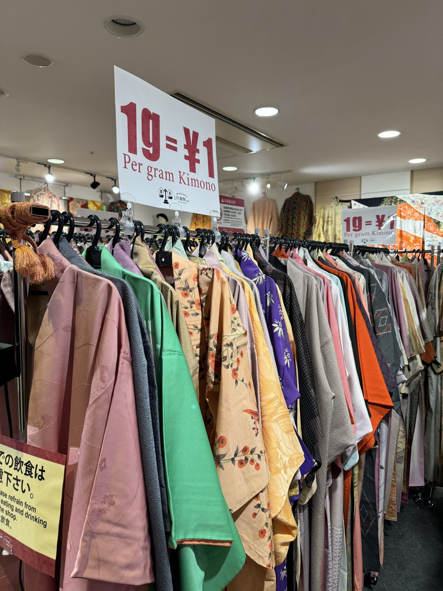NekoJitaBlog's tweet photo. Kimonos que cuestan 1 yen por cada gramo que pesen👘 https://t.co/DMa1PoNlHH