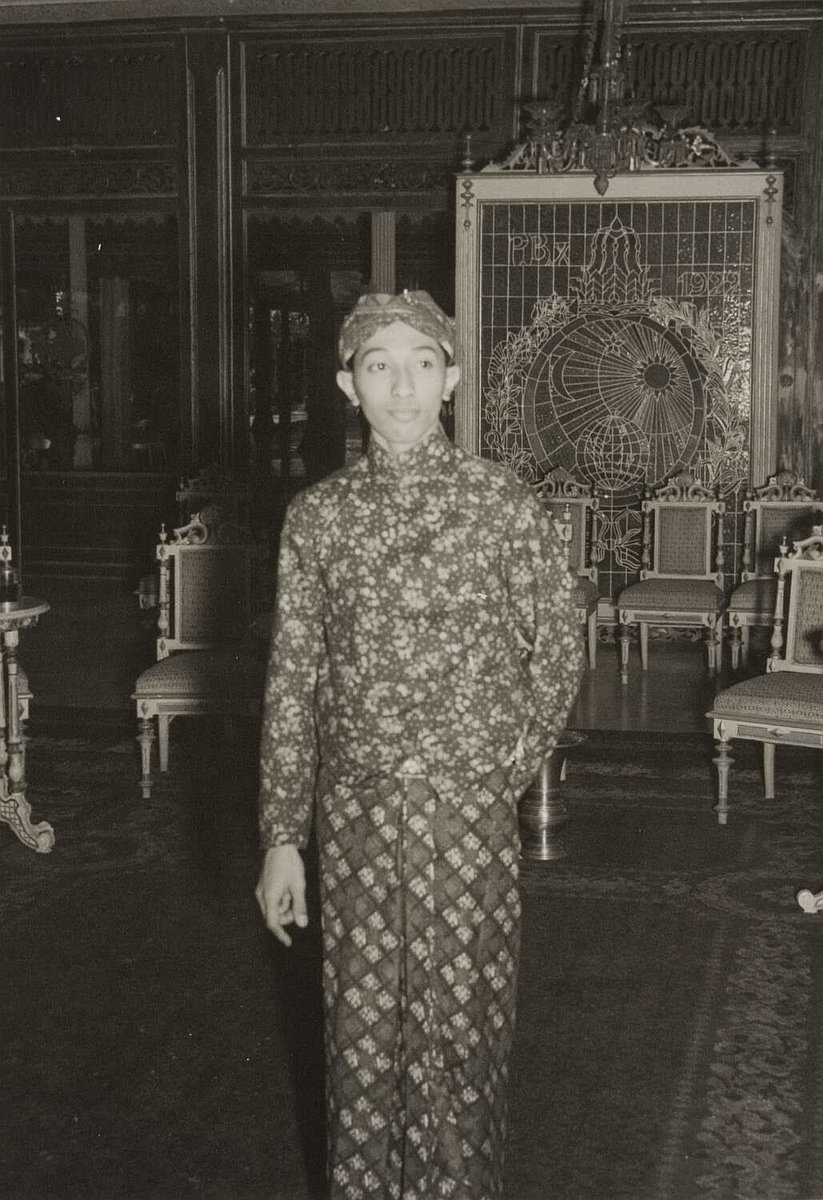 potretlawas's tweet photo. Orang Solo
Muda
Ganteng
Progresif
Santun
Hormat orang tua
"Dapat kekuasaan" dari bapaknya

Paku Buwono XII, circa 1945-55 https://t.co/oNFirHm9rA