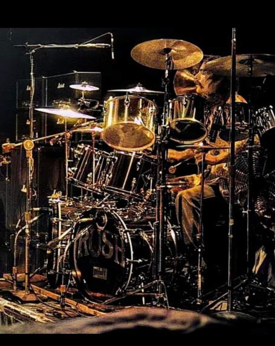 Recently, I have noticed a ton of pics pop up of The Professor that I have never seen. This one of him behind "Chromey" can be added to that list. 

(Borrowed from  Facebook fan page)

#RIPNeilPeart