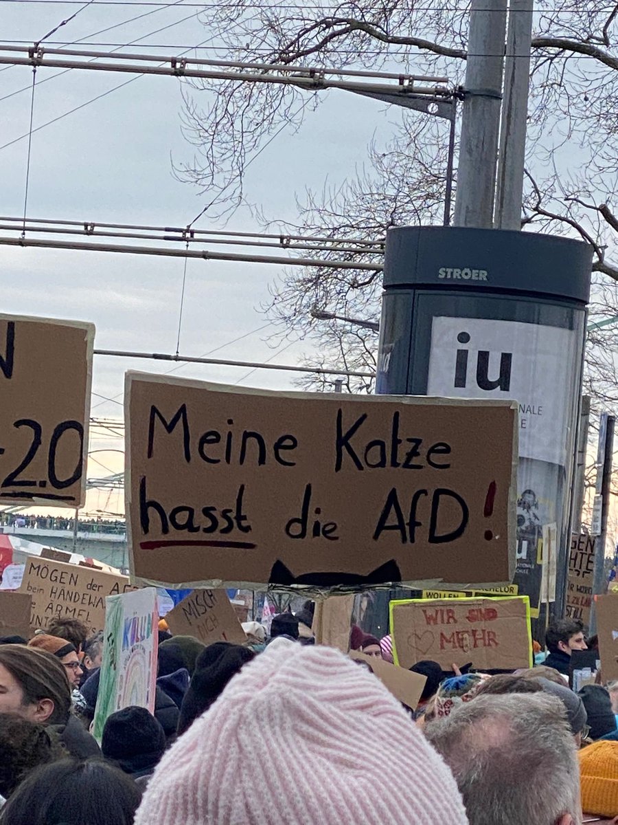 Köln ist bunt und immer kreativ. Rund 70.000 demonstrieren gegen Rechtsextremismus. #köln #DemoGegenRechts