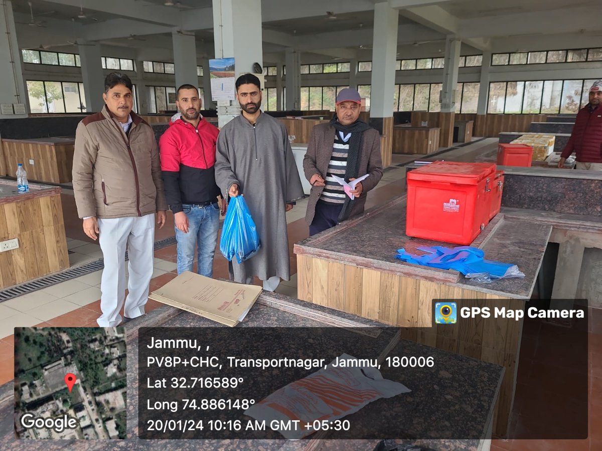 DIPRRambandic's tweet photo. "Kudos to Sh. Kuldeep Kumar, a progressive farmer from Ghari Rajgarh Ramban!   successfully sold the first consignment of 160 kgs, his collection Rs 80,000. A great example of thriving collaboration between farmers &amp; Department of Fisheries at Marketing Division Jammu. @diprjk https://t.co/GCHuAfOLLK