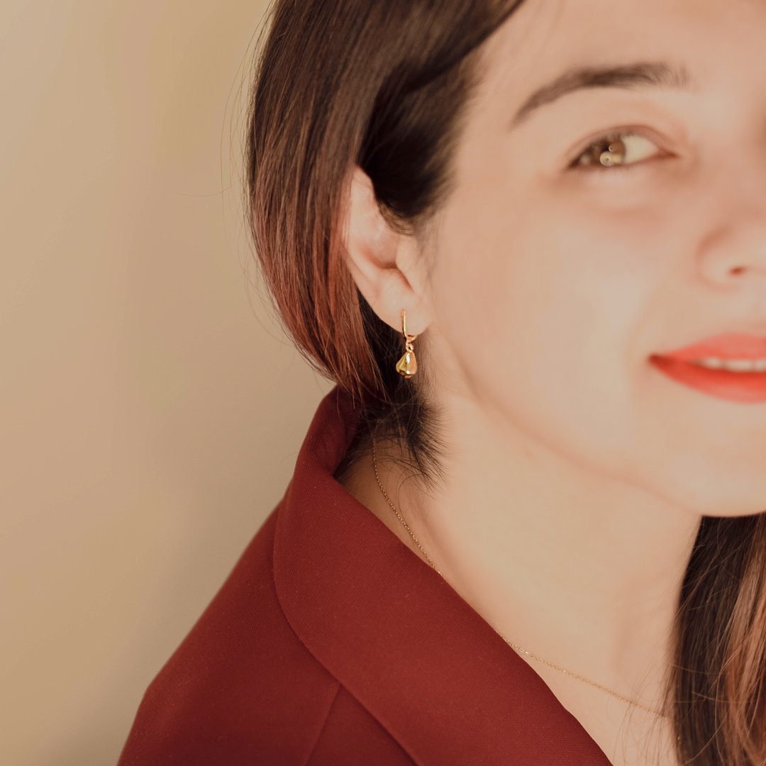 ایده‌ی کالکشن انار زمانی به ذهن ما رسید که می‌خواستیم کاری بسازیم که در عین ظرافت و مدرن بودن، ریشه‌های محکمی داشته باشه که اون رو مناسب پوشیدن در میهمانی‌ها و رویدادهای رسمی کنه.

«برداشتی آزاد از دانه‌ی بهشتی انار، و در ستایش شادی‌های جمعی و جشن‌های باستانی ایران»