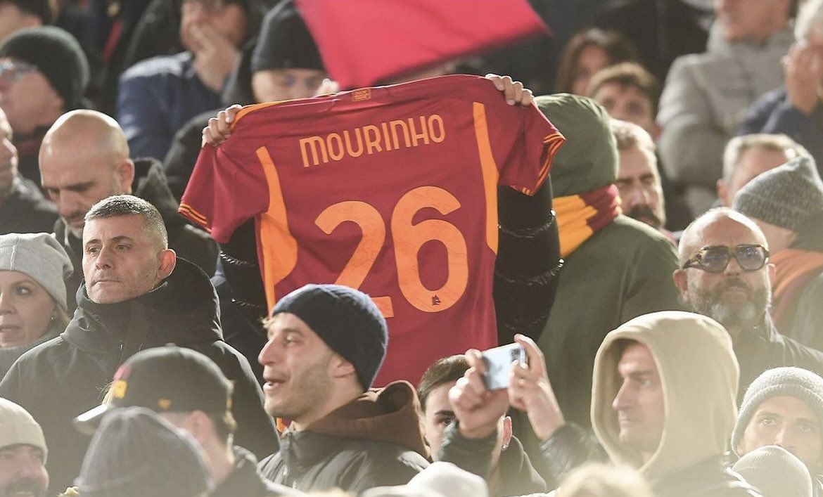 rightbehaviors's tweet photo. Una maglietta della Roma con su scritto il numero dei trofei che un allenatore ha vinto con altre squadre, alcuni di questi tolti (e vorrei usare termini più forti) proprio alla Roma. Poi venitemi a dire che non siete tifosi di Mourinho. https://t.co/eePjoKqiM8