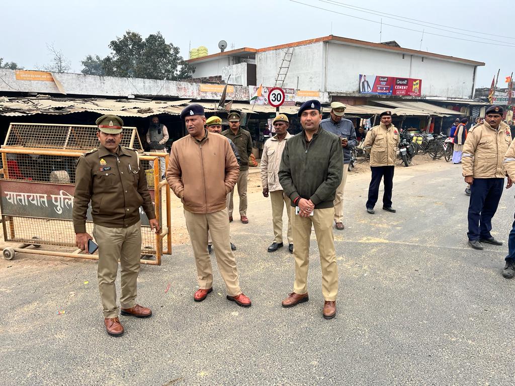 shravastipolice's tweet photo. अयोध्या में कल होने वाले प्राण-प्रतिष्ठा कार्यक्रम के दृष्टिगत #ADMSVI, #ASP श्री प्रवीण कुमार यादव व #CO इकौना संतोष कुमार ने सुरक्षा व्यवस्था, यातायात व्यवस्था, रुट डायवर्जन आदि स्थानों का निरीक्षण किया एवं सर्व संबंधित को सतर्कता के साथ कर्तव्य पालन हेतु निर्देशित किया गया। https://t.co/h3Li4ekg73