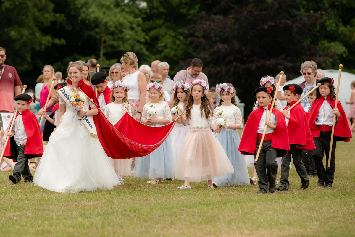 Do you have a budding Rose Queen?

Now's the time to submit your applications on the link below:
thelwallrosequeen.org.uk/rose-queen-app…

The Rose Queen and retinue will be selected on the 28th Jan at the annual Rose Queen Family Party.