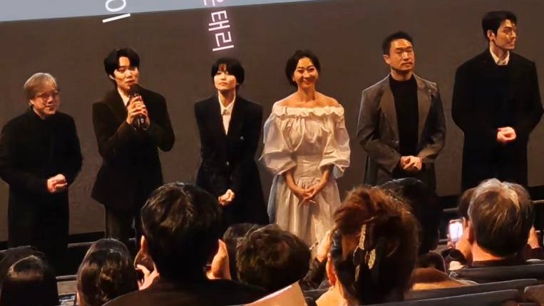 #Alienoid2 movie cast at the stage greetings.

#RyuJunYeol #KimTaeRi #KimWooBin #AlienoidTheReturnToTheFuture #AlienoidPart2