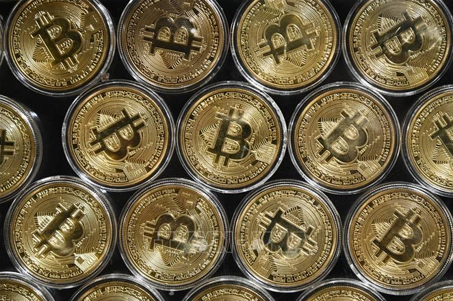 duc201220's tweet photo. Bartosz Lipiński, CEO of trading platform https://t.co/iFAMdfpVr6, said that the excitement around bitcoin ETFs has died down a bit, so it is important for traders to focus their attention on Other investment channels are reasonable. Current developments show that bitcoin's support level is around 40,000 USD/bitcoin, which is an important psychological price level.

The world's largest cryptocurrency fell by 4.3% to $40,809 and dropped about 11% after the US Securities and Exchange Commission (SEC) on January 10 approved bitcoin ETFs.

Over the last year, bitcoin has surged nearly 160% amid optimism that the adoption of ETFs will expand demand for the cryptocurrency. That leaves traders to closely monitor capital flows into these funds.

Figures from issuers and analysts show investors poured $1.9 billion into nine new bitcoin ETFs in the first three days of trading, with giants BlackRock and Fidelity accounting for the bulk of the investment. cash flow.

Notably, capital flows into the fund of investment company BlackRock Inc. has surpassed $1 billion as of January 18, becoming the first fund in the group to surpass this milestone since the fund began trading last Thursday (January 11).

The total value of inflows into these nine funds far exceeded the $1.2 billion into the ProShares Bitcoin Strategy ETF in the first three trading days after the fund launched in 2021. However, the above investment was not as estimated by the market before the SEC officially approved bitcoin ETFs.