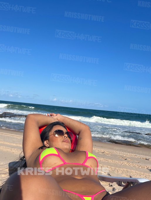 Sentadinha assim de frente e toda abertinha &eacute; meu jeitinho preferido de ficar na praia!  E com esse biqu&iacute;ni