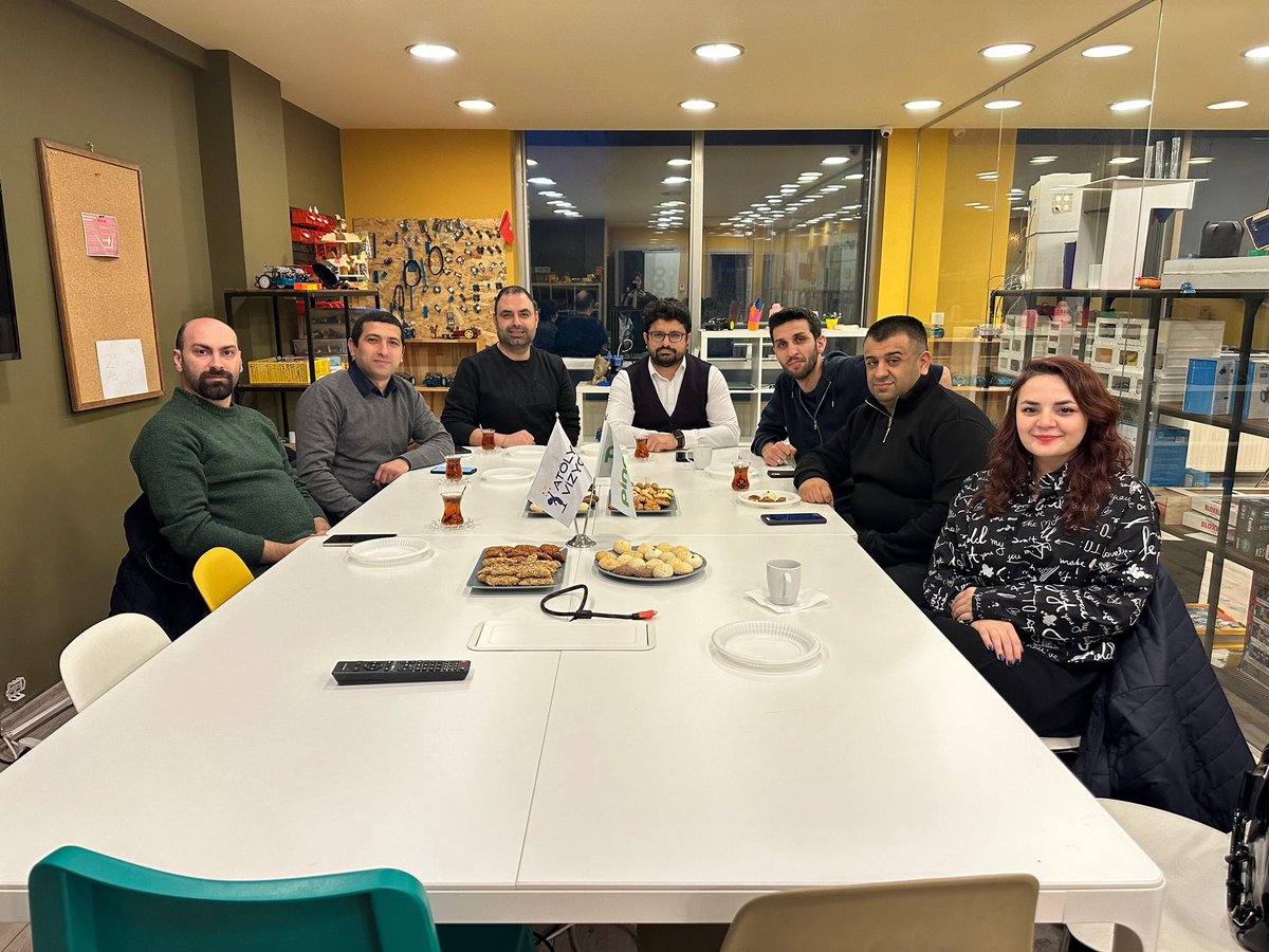bteistanbul's tweet photo. BTE İstanbul koordinatörlüğü olarak dönem sonlarında düzenlendiğiniz geleneksel İstanbul üye buluşmasına fikir paylaşmak, sohbet etmek  bilişim teknolojilerinin önemine ve nitelikli bilişim teknolojileri eğitimine gönül vermiş bir topluluk için çok önemli…
@btedernegi https://t.co/xLNpwpNwkM
