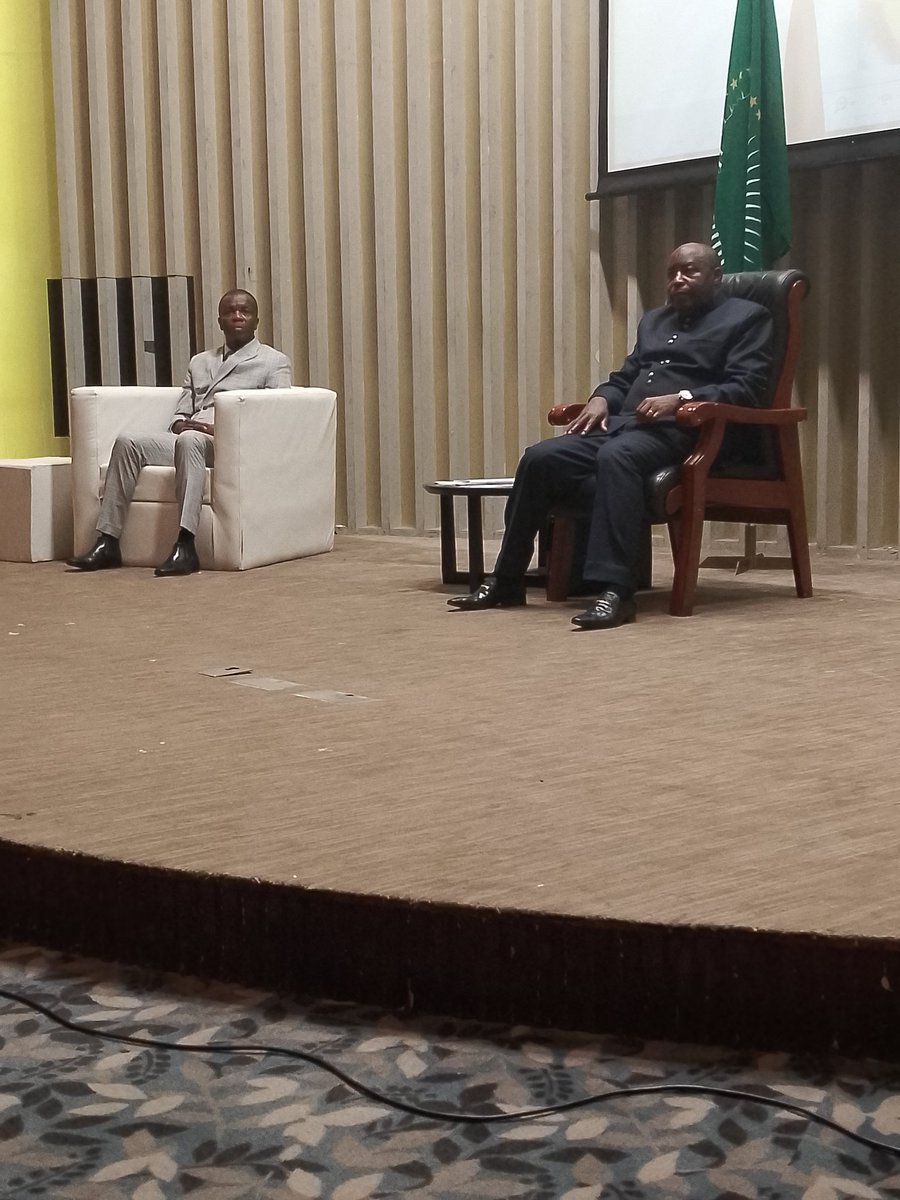 Ikiriho's tweet photo. Devant les jeunes congolais inquiets de la sécurité à l'est de la RDC, le @GeneralNeva estime que quand on te ment une, 2 fois c'est de la faute du menteur. Mais se laisser berner une 3e fois, c'est de ta propre faute ! Les peuples de la région doivent prendre leur destin en main https://t.co/5P4CsYpIqe