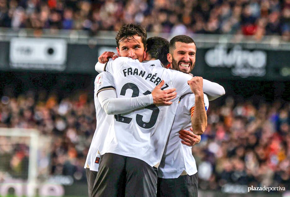 navi2004vcf's tweet photo. #BD Los domingos brilla más el sol si nuestro VCF ganó. ¿A que si? 😀 ¡Feliz día!  AMUUUNT!! 🦇😍
#LimGoHome 
📸 @noaasoka ❤️ https://t.co/y09cshouHu