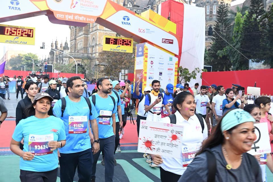 TATA Mumbai Marathon 2024: 'True Mumbaikar Spirit On Display' As Ecochamps of @bhamlafoundatio Serve Refreshments To Runners Thankful to Hon CM @mieknathshinde Ji For the encouragement #TMM2024 #TataMumbaiMarathon @DrSEShinde