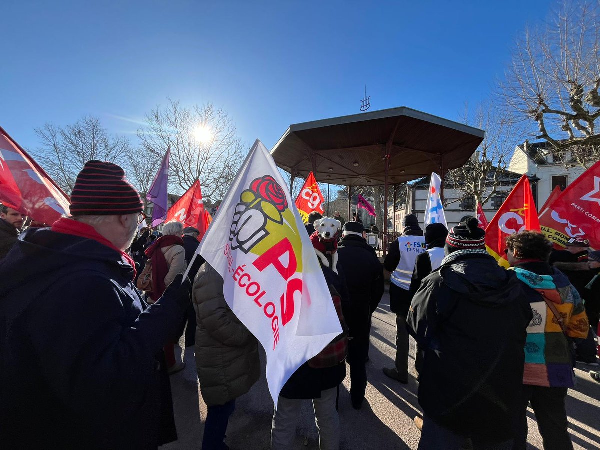 psallier's tweet photo. Les camarades sont nombreux ce matin au rassemblement unitaire contre la #Loiimmigration et la banalisation du RN à #SaintPourcainSurSioule, le
#RN n'est pas le bienvenu ici https://t.co/nrIduzYxew