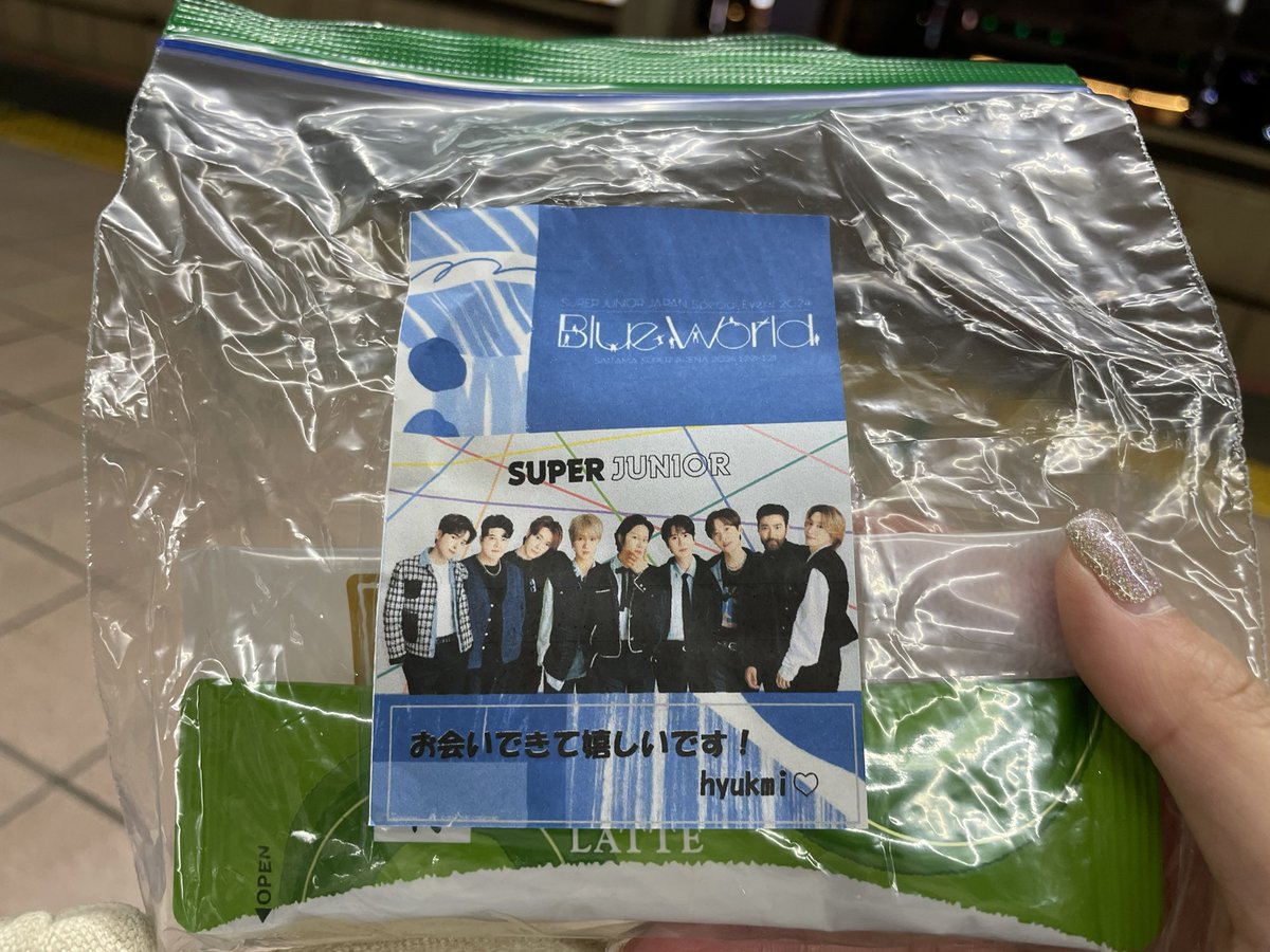 sj_pero's tweet photo. さいたまスーパーアリーナ近すぎて半分失神してました🤔
プレミアムシートで仲良くしてくださった方にもらった🥹🥹
いつも1人だけど、その時間だけお友達ができたみたいですごく楽しかったです👯‍♀️
届くといいなあ
ELFは暖かい人が多い https://t.co/syV0S9vGZM
