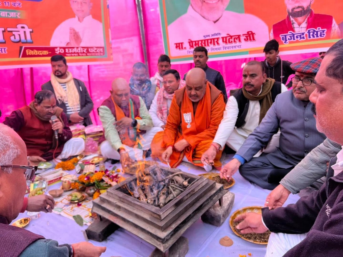 सिसवा विधानसभा को जनपद मुख्यालय से जोड़ने वाले मुख्य मार्ग (सिसवा-हेवती-सिंदुरिया मार्ग) के चौड़ीकरण व निर्माण हेतु निर्माण लागत 45 करोड़   विशेष पैरवी व प्रयास से स्वीकृत कराने के उपरांत विधिवत पूजन अर्चन कर सड़क निर्माण कार्य  प्रारंभ कराया !!  उक्त कार्यक्रम मे आए हुए सम्मानित