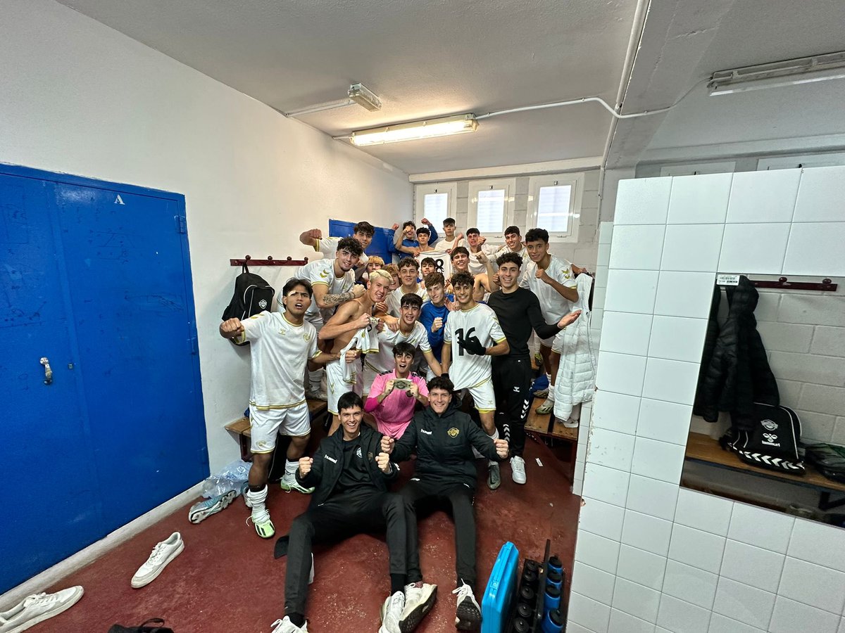 BaseCFIntercity's tweet photo. 🖤⚔️ 𝗝𝘂𝘃𝗲𝗻𝗶𝗹 "𝗔"

1️⃣ CD Pablo Iglesias 
3️⃣ CF Intercity 

⚽️ Macías
⚽️ Such x2

💪🏼 Victoria en casa del hasta ahora colíder para terminar la primera vuelta

✅ 5/5 en los últimos cinco encuentros 

🖤  ¡𝐄𝐧𝐡𝐨𝐫𝐚𝐛𝐮𝐞𝐧𝐚 𝐞𝐪𝐮𝐢𝐩𝐚𝐳𝐨! https://t.co/UNm5qP1lxg