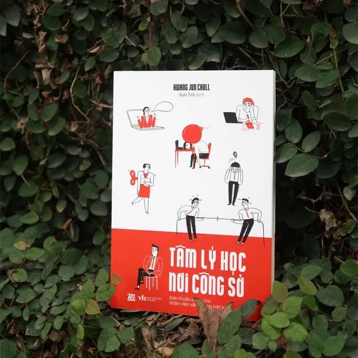 Readbooks_01's tweet photo. Hội chứng “burnout” - “sức tàn lực kiệt” nơi công sở
Hội chứng “burnout” hay còn gọi là “ch.á.y sạch”, là một tình trạng liên quan đến nghề nghiệp và hiện đang gia tăng chóng mặt trong cuộc sống hiện đại ngày càng căng thẳng.
Hội chứng xuất hiện khi căng thẳng trở thành mãn tính và không kiểm soát được ở nơi làm việc. Dù là người đã đi làm lâu năm hay mới bước chân vào môi trường văn phòng, ai cũng có thể mắc hội chứng này và cảm thấy cạn kiệt năng lượng sau một ngày dài ở trong môi trường làm việc. 
Sáng ngủ dậy không muốn đi làm, đến nơi thì vất vả lắm mới có thể bắt tay vào việc; rồi cáu kỉnh, cảm thấy công việc mình đang làm thật đáng g.hé.t, ngoài ra còn buồn ngủ, mất tập trung, suy nghĩ tiêu cực…
Bạn đã từng hỏi bản thân tại sao mình lại cảm thấy như vậy chưa? Nếu bạn thường xuyên gặp những dấu hiệu này thì khả năng cao là bạn đã bị “burnout” rồi đấy.
Cuốn sách Tâm lý học nơi công sở của Tiến sĩ Tâm lý Hwang Jun Chull sẽ giải thích rõ ràng về hội chứng này, kèm theo đó là những lời khuyên hữu ích tới những nhân viên văn phòng đang bị đè nén bởi "cơn sóng thần của công việc".