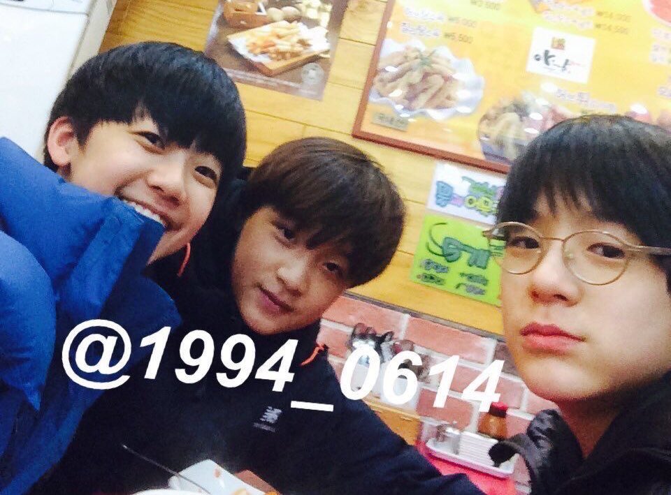 asinisnisa's tweet photo. สตาฟเทรนนี่ของ SM มาโพสความคิดถึงน้องดรีมตอนเป็นเด็กฝึก

เจโน่ - เจอเจโน่ผ่านจอภาพ KTX ตอนกำลังเดินทางไปทำธุระข้างนอกกับเพื่อน 

แฮชาน - ที่มีความแตกต่างและไม่เหมือนใครตั้งแต่วันแรกที่เข้ามา

แจมิน - ที่เกิดวันเดียวกันกับฉันและมีความรับผิดชอบไม่เคยเปลี่ยนเลยสักครั้ง

“ตอนที่ดรีมมี่เดบิว พวกเขายังขี้อายอยู่มาก” 😭😭😭