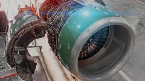 slcuervo's tweet photo. Airbus ya casi tiene a punto sus motores eléctricos para aviones. Funcionan con pila de combustible de hidrógeno. 

ESTA es la aplicación del hidrógeno (verde) en transportes, y no en transporte por carretera (coches, camiones…): el hidrógeno ha de usarse para descarbonizar el transporte allí donde no es posible hacerlo con baterías. ¿El motivo? La electrificación directa con baterías es mucho más eficiente en coches, furgonetas, buses, camiones, etc. pero por su peso no es posible en aviones. 

Airbus lo tiene claro, por eso desarrolla aviones eléctricos con pila de combustible a hidrógeno. 

Todos los detalles, aquí 
👇🏼👇🏼

https://t.co/FjIqLg4fyx