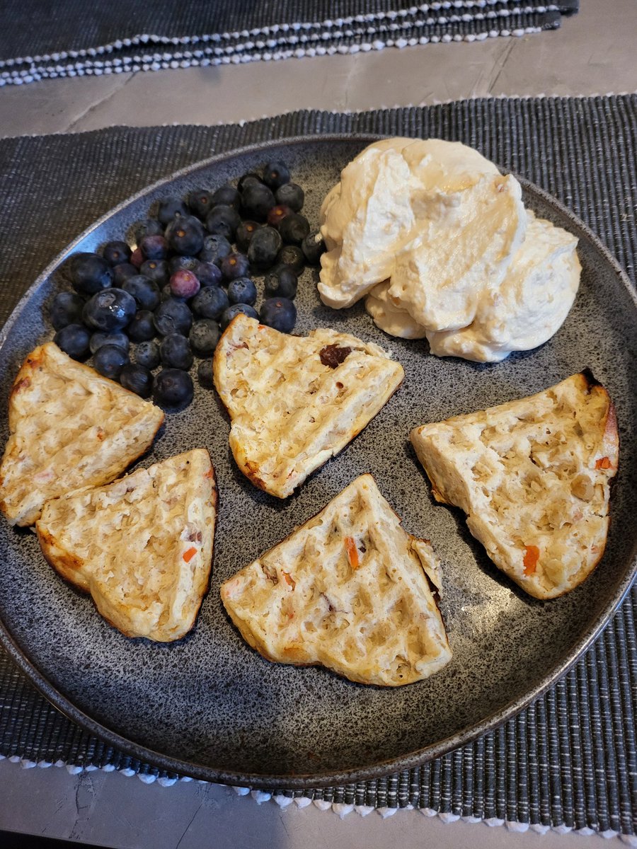Best start to my day baked oats using <a href="/oatpantry/">oatpantry</a> carrot cake oats served with <a href="/AldiUK/">Aldi Stores UK</a> blueberries &amp; <a href="/marksandspencer/">M&S</a> baked apple yoghurt 😋