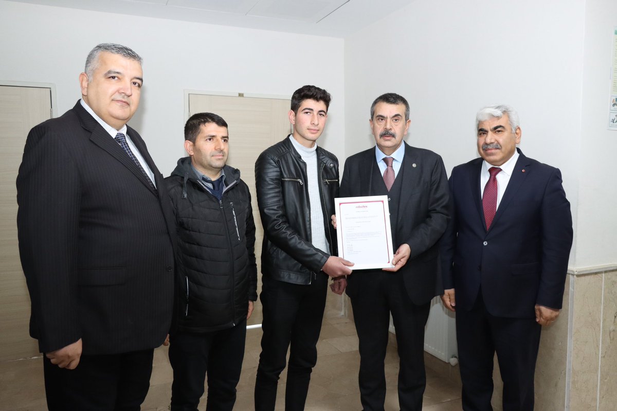 Sayın Bakanımız <a href="/Yusuf__Tekin/">Yusuf Tekin</a>  ilimizi ziyareti kapsamında İlçe Müdürümüz Sayın <a href="/MMuharrem_Demir/">Muharrem DEMİR</a> okul müdürümüz <a href="/resul64362017/">Resul Takcı</a> ve Robotex yarışması Dünya 2. olan öğretmenimiz ve öğrencimizi ile bir araya geldi   Kıymetli bakanımız <a href="/Yusuf__Tekin/">Yusuf Tekin</a> beye ilgileri için teşekkür ederiz.