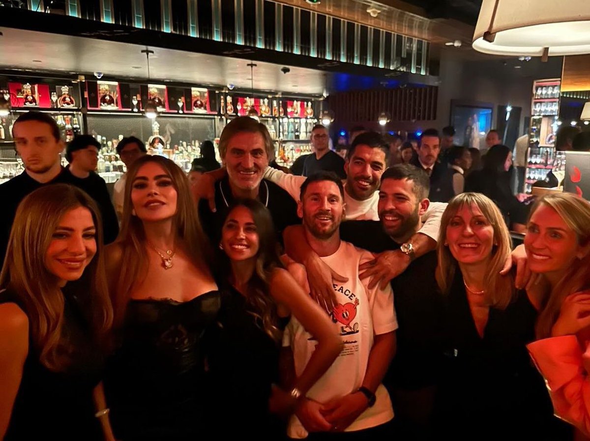 BarcaWorldwide's tweet photo. Ronaldo is having a full blown meltdown because of Messi while Messi is out partying with his friends right now 😭😭😭 https://t.co/EYQXjicscW