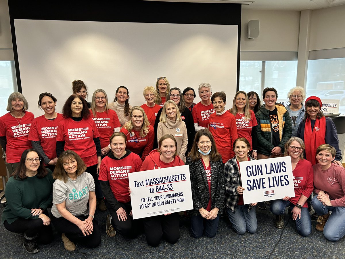 EVELYNNGSMOMMY's tweet photo. Wrapping up a great weekend with Massachusetts @MomsDemand and representatives of Framingham Public Schools who told us how they are using #BeSMARTforKids in their school community to help keep everyone safer. ๐ซถ๐ป Thanks for having me! #MomsAreEverywhere https://t.co/H72l6nvAZe
