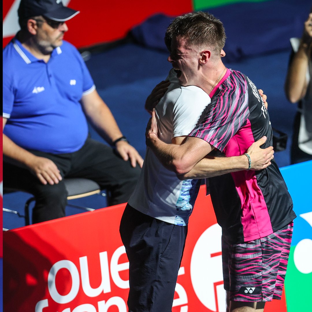 Joyeuse journée mondiale du câlin à toi la Team Yonex! 💙💚