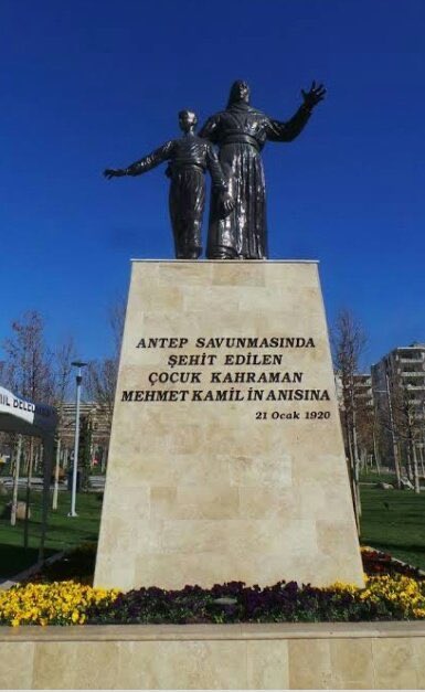 BeynamDer's tweet photo. Gazi şehrimizin kurtuluş meşalesini yakan, namusu uğruna minik göğsünü süngüye siper eden,kahraman şehit Mehmet Kamil'i şehadetinin 104. yılında rahmetle yad ederiz.🇹🇷 
#KamilinŞehadeti @mtahmazoglu @FatmaSahin @rfadiloglu @MSaitKirazoglu @SehitkamilBel https://t.co/pwJinhK9WP