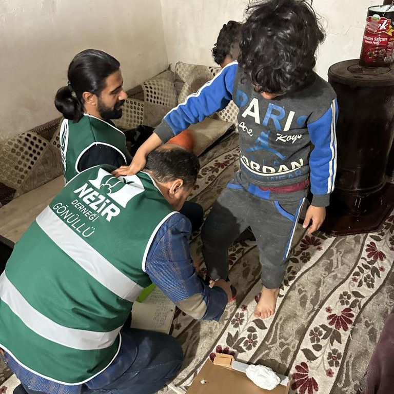 NezirDernegi's tweet photo. Çocukları sevindirmek, kerem sahibi insanlara nasip olur.

📍Nezir, Şanlıurfa Akçakale’de ihtiyaç sahibi 80 çocuğa kışlık kıyafet yardımı yaptı. 

https://t.co/UbYYQNMeKZ

#Yardımlaşma https://t.co/oxaKT2cDdV
