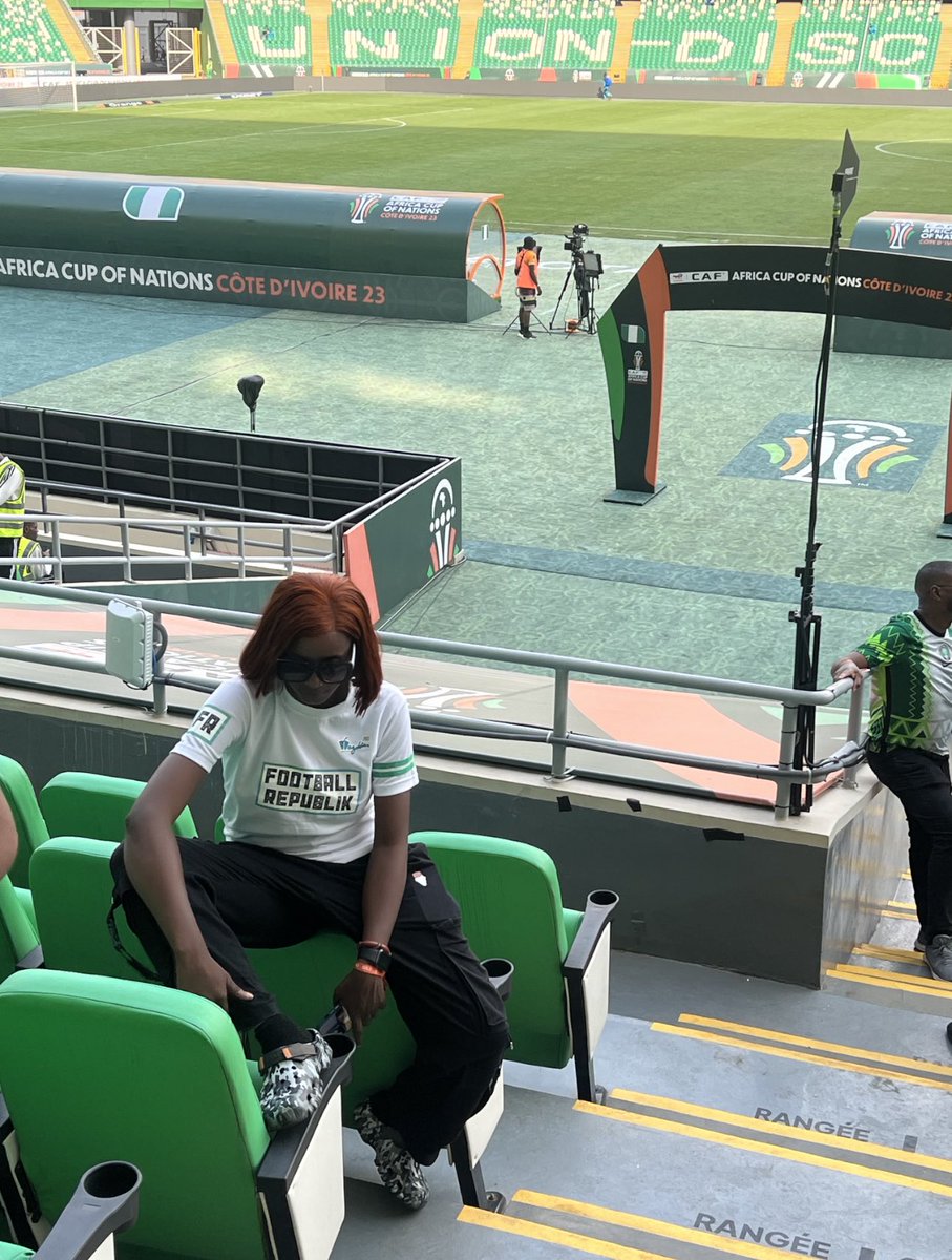 OfficialSuo's tweet image. Today,we start a new chapter in our radio journey.
Do join your #EnergyChief as I reunite with the DOPEST pidgin commentary team in the land @footballrepublik 📻 

Today I’ll be your #OfficialPidginCommentator as @afcb take on @liverpoolfc⚽️ 

Your #EnergyChiefIsBack🔥

#Kpoko🎙️