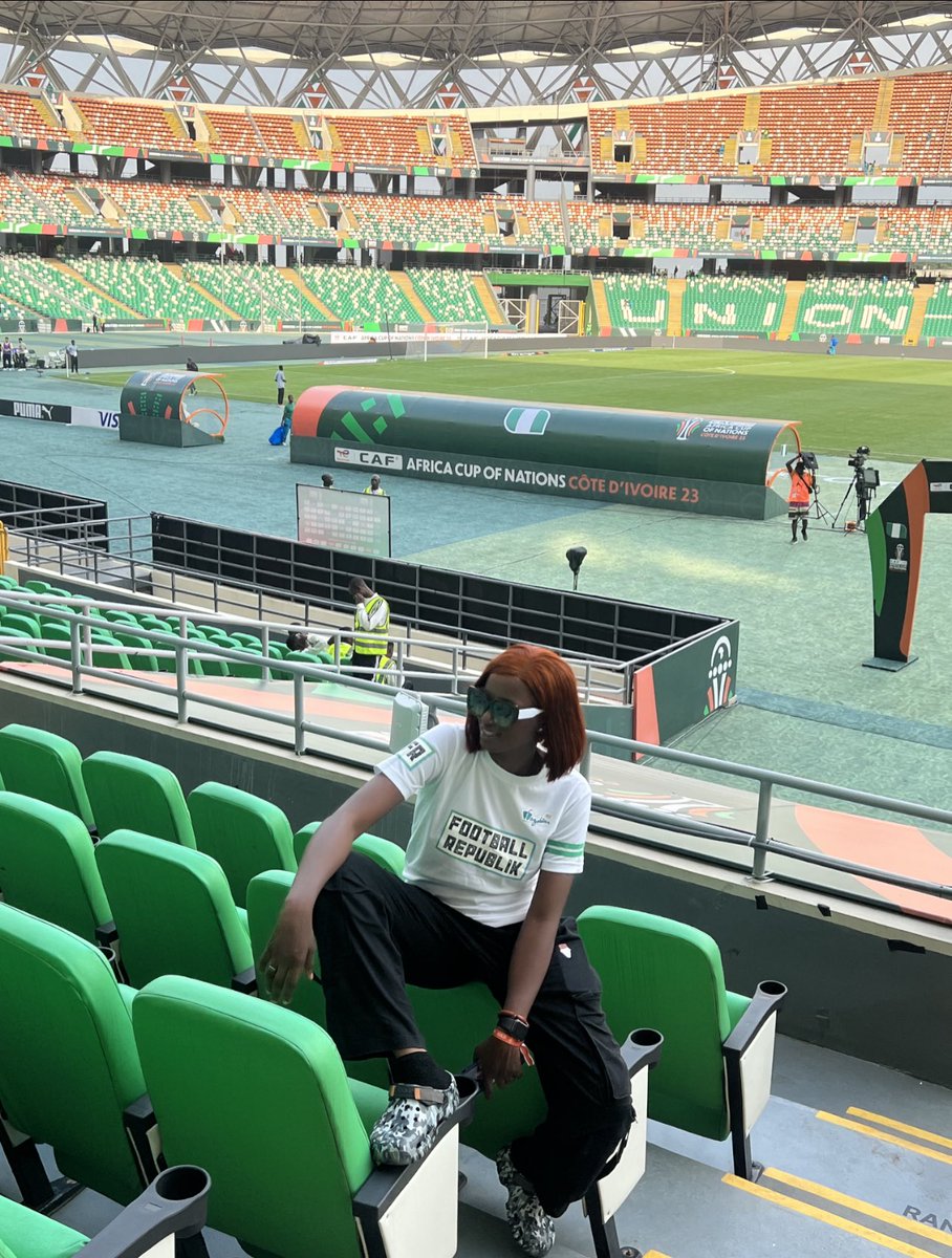 OfficialSuo's tweet image. Today,we start a new chapter in our radio journey.
Do join your #EnergyChief as I reunite with the DOPEST pidgin commentary team in the land @footballrepublik 📻 

Today I’ll be your #OfficialPidginCommentator as @afcb take on @liverpoolfc⚽️ 

Your #EnergyChiefIsBack🔥

#Kpoko🎙️