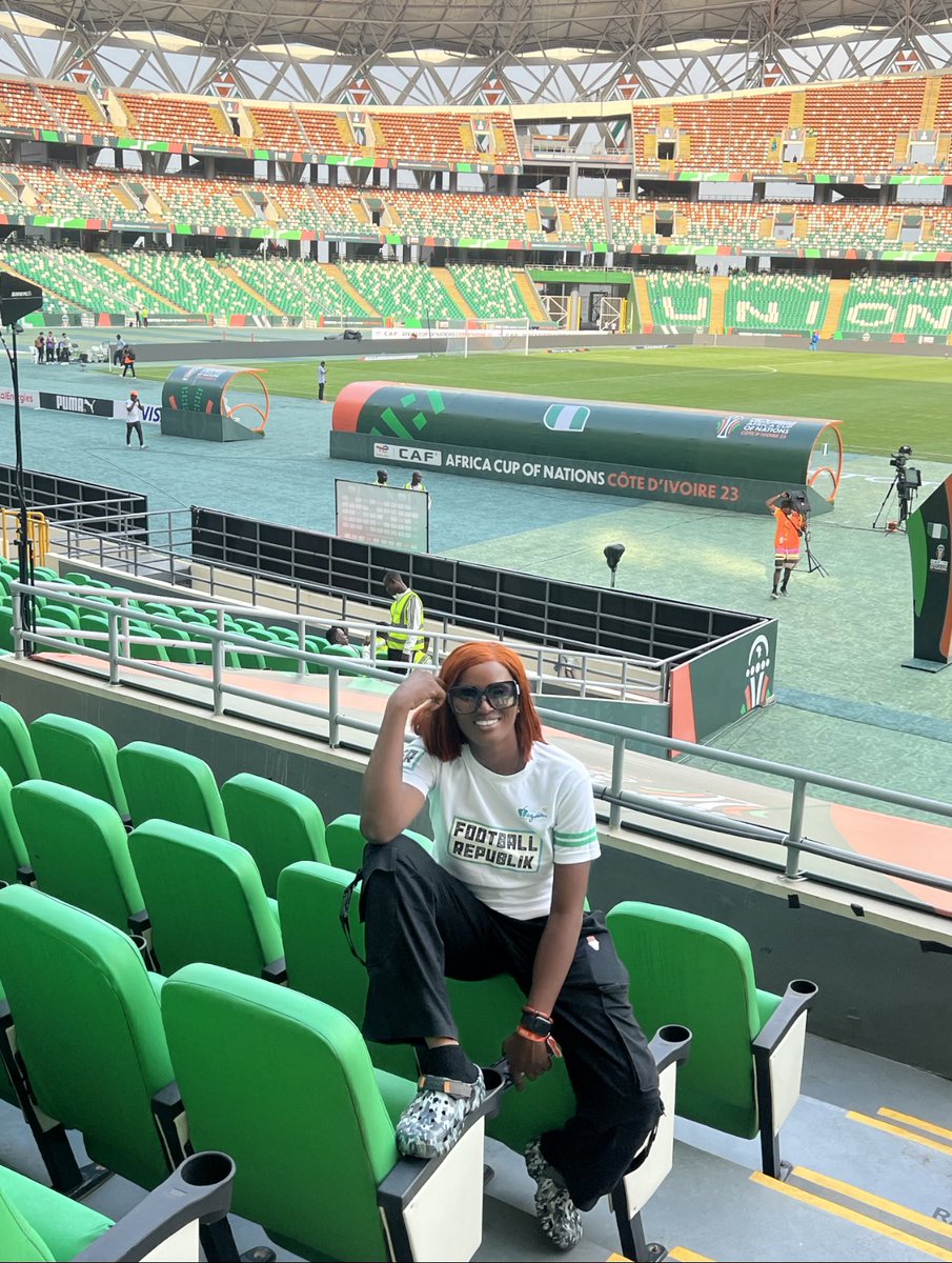 OfficialSuo's tweet image. Today,we start a new chapter in our radio journey.
Do join your #EnergyChief as I reunite with the DOPEST pidgin commentary team in the land @footballrepublik 📻 

Today I’ll be your #OfficialPidginCommentator as @afcb take on @liverpoolfc⚽️ 

Your #EnergyChiefIsBack🔥

#Kpoko🎙️