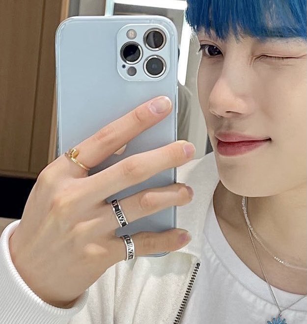 shit_333's tweet photo. 원래 차니의 까르띠에는 금색이란 말이다 https://t.co/Aznxgyw1U8
