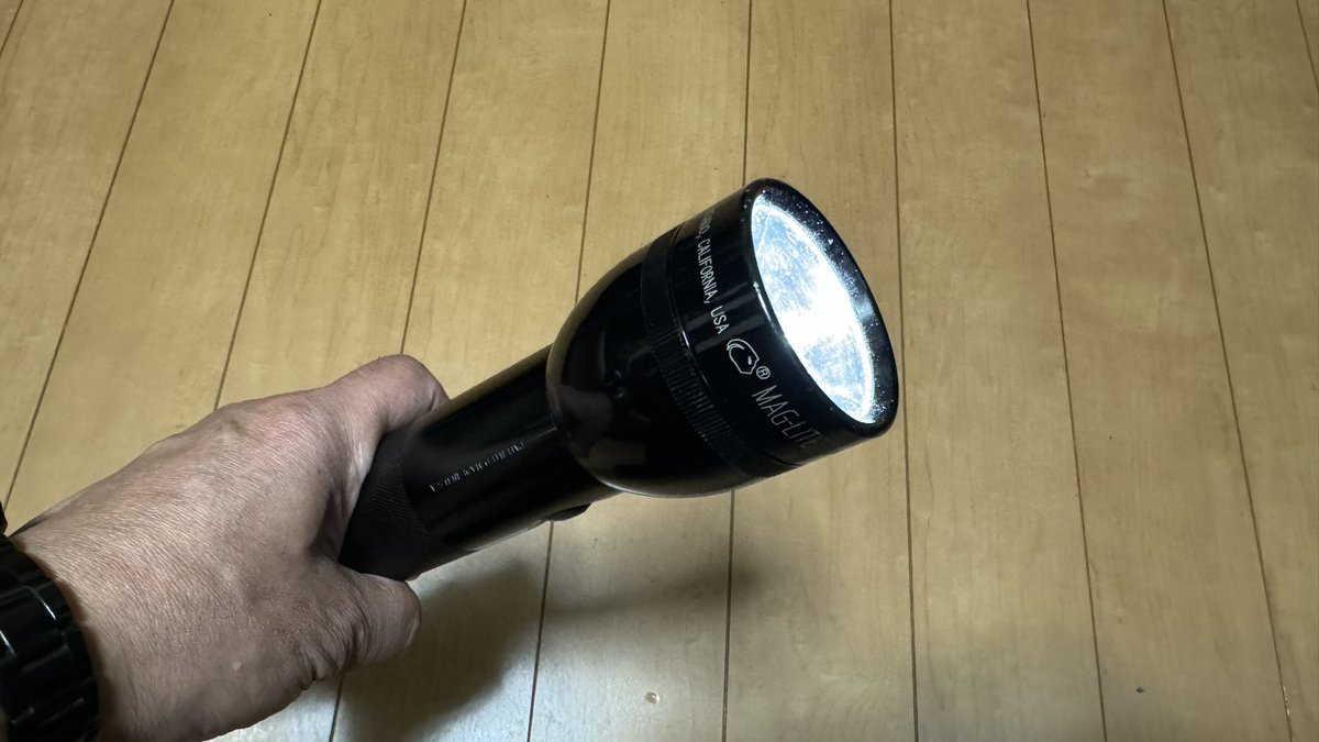 CTU_kyoto's tweet photo. 約40年前のマグライト、LED球に交換❗️
当時一生物と言われたマグライト、ハロゲン球は生きていたものの、現代風にLED球に交換してやった‼️
#マグライト
#懐中電灯
#フラッシュライト
#LED化
#Maglight https://t.co/DHOJO2DJAL
