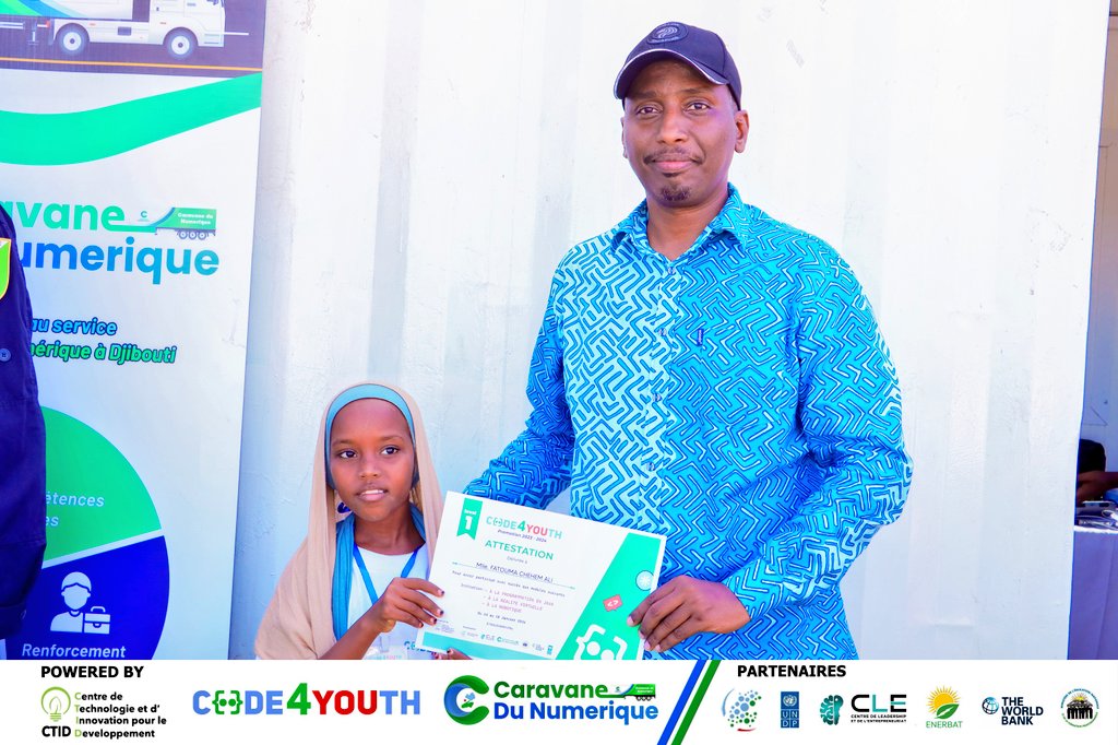 DjiboutiTechHub's tweet photo. 🚀📍 𝗖𝗹ô𝘁𝘂𝗿𝗲 de la 𝗖𝗮𝗿𝗮𝘃𝗮𝗻𝗲 𝗱𝘂 𝗡𝘂𝗺é𝗿𝗶𝗾𝘂e Spéciale 𝐓𝐚𝐝𝐣𝐨𝐮𝐫𝐚𝐡

✅📸 ️La troisième étape de la  𝗖𝗮𝗿𝗮𝘃𝗮𝗻𝗲 𝗱𝘂 𝗡𝘂𝗺é𝗿𝗶𝗾𝘂e s’est clôturée avec succès à #Tadjourah en présence du Préfet de Tadjourah, du Directeur Général du CTID, du Préfet-Adjoint, du Commandant de la Police Nationale, du Proviseur du Lycée de la Principale du CEM de Tadjourah, des élus locaux et de nombreux parents d’élèves.

▶️Troisième étape de cette tournée nationale digitale et la première dans le Nord du pays, la 𝗖𝗮𝗿𝗮𝘃𝗮𝗻𝗲 𝗱𝘂 𝗡𝘂𝗺é𝗿𝗶𝗾𝘂𝗲 a permis de rassembler des jeunes 🇩🇯 passionnés de la technologie issus du CEM et du Lycée de Tadjourah. Des jeunes talents répartis en deux groupes dynamiques ont été initiés à la programmation en #Java tout en explorant les domaines fascinants de la #réalitévirtuelle et de la #robotique👩‍💻👨‍💻

✅️ Cette 𝗖𝗮𝗿𝗮𝘃𝗮𝗻𝗲 𝗱𝘂 𝗡𝘂𝗺é𝗿𝗶𝗾𝘂𝗲 "Spéciale 𝐓𝐚𝐝𝐣𝐨𝐮𝐫𝐚𝐡", ale programme Code 4 Youth  solutions pratiques axées sur des outils d’intelligence artificielle pour résoudre des problématiques locales.

🎯 A cet effet, les participants ont présenté  2️⃣ projets novateurs💡: 
✔️Le premier projet, axé sur la #santé, a consisté à la mise en place d'un assistant virtuel capable de calculer l'indice de masse grasse de tout individu, prodiguant des recommandations utiles pour la prise en charge sanitaire.
✔️Le second projet axé sur l'#énergie,  automatisé, a permis d'évaluer les besoins mensuels en électricité d'un utilisateur et propose le matériel nécessaire à l'installation d'un système d'énergie solaire.

🔝Ainsi, les adolescents et jeunes de Tadjourah ont été en immersion durant une semaine dans le monde passionnant des #STIM pour mieux appréhender les métiers du futur🤩

ℹ️Pour rappel, la 𝗖𝗮𝗿𝗮𝘃𝗮𝗻𝗲 𝗱𝘂 𝗡𝘂𝗺é𝗿𝗶𝗾𝘂𝗲, un programme éducatif axé sur les compétences numériques a été initié et mis en place par le #CTID avec le soutien du #MDENI, à travers le #CLE, la #BanqueMondiale, le #PNUD, le #MENFOP et le #MCPT.

#Djibouti #Tadjourah #CaravaneDuNumerique 
#Code4Youth #STEM 
#LaFabriqueDesTalents 
#GirlsInIct #FuturOfWork 
#Innovation #Inclusion 
#Numérique #Jeunesse 
#StemForKids