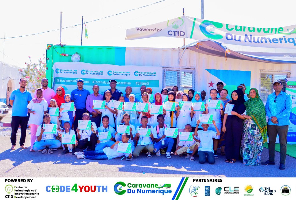 DjiboutiTechHub's tweet photo. 🚀📍 𝗖𝗹ô𝘁𝘂𝗿𝗲 de la 𝗖𝗮𝗿𝗮𝘃𝗮𝗻𝗲 𝗱𝘂 𝗡𝘂𝗺é𝗿𝗶𝗾𝘂e Spéciale 𝐓𝐚𝐝𝐣𝐨𝐮𝐫𝐚𝐡

✅📸 ️La troisième étape de la  𝗖𝗮𝗿𝗮𝘃𝗮𝗻𝗲 𝗱𝘂 𝗡𝘂𝗺é𝗿𝗶𝗾𝘂e s’est clôturée avec succès à #Tadjourah en présence du Préfet de Tadjourah, du Directeur Général du CTID, du Préfet-Adjoint, du Commandant de la Police Nationale, du Proviseur du Lycée de la Principale du CEM de Tadjourah, des élus locaux et de nombreux parents d’élèves.

▶️Troisième étape de cette tournée nationale digitale et la première dans le Nord du pays, la 𝗖𝗮𝗿𝗮𝘃𝗮𝗻𝗲 𝗱𝘂 𝗡𝘂𝗺é𝗿𝗶𝗾𝘂𝗲 a permis de rassembler des jeunes 🇩🇯 passionnés de la technologie issus du CEM et du Lycée de Tadjourah. Des jeunes talents répartis en deux groupes dynamiques ont été initiés à la programmation en #Java tout en explorant les domaines fascinants de la #réalitévirtuelle et de la #robotique👩‍💻👨‍💻

✅️ Cette 𝗖𝗮𝗿𝗮𝘃𝗮𝗻𝗲 𝗱𝘂 𝗡𝘂𝗺é𝗿𝗶𝗾𝘂𝗲 "Spéciale 𝐓𝐚𝐝𝐣𝐨𝐮𝐫𝐚𝐡", ale programme Code 4 Youth  solutions pratiques axées sur des outils d’intelligence artificielle pour résoudre des problématiques locales.

🎯 A cet effet, les participants ont présenté  2️⃣ projets novateurs💡: 
✔️Le premier projet, axé sur la #santé, a consisté à la mise en place d'un assistant virtuel capable de calculer l'indice de masse grasse de tout individu, prodiguant des recommandations utiles pour la prise en charge sanitaire.
✔️Le second projet axé sur l'#énergie,  automatisé, a permis d'évaluer les besoins mensuels en électricité d'un utilisateur et propose le matériel nécessaire à l'installation d'un système d'énergie solaire.

🔝Ainsi, les adolescents et jeunes de Tadjourah ont été en immersion durant une semaine dans le monde passionnant des #STIM pour mieux appréhender les métiers du futur🤩

ℹ️Pour rappel, la 𝗖𝗮𝗿𝗮𝘃𝗮𝗻𝗲 𝗱𝘂 𝗡𝘂𝗺é𝗿𝗶𝗾𝘂𝗲, un programme éducatif axé sur les compétences numériques a été initié et mis en place par le #CTID avec le soutien du #MDENI, à travers le #CLE, la #BanqueMondiale, le #PNUD, le #MENFOP et le #MCPT.

#Djibouti #Tadjourah #CaravaneDuNumerique 
#Code4Youth #STEM 
#LaFabriqueDesTalents 
#GirlsInIct #FuturOfWork 
#Innovation #Inclusion 
#Numérique #Jeunesse 
#StemForKids