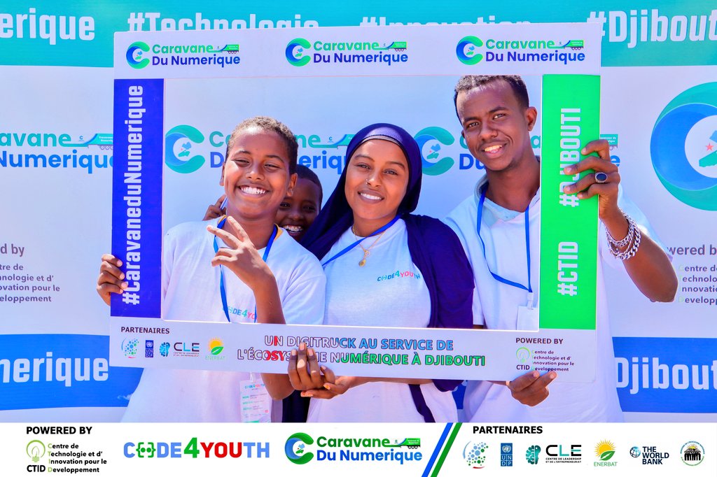 DjiboutiTechHub's tweet photo. 🚀📍 𝗖𝗹ô𝘁𝘂𝗿𝗲 de la 𝗖𝗮𝗿𝗮𝘃𝗮𝗻𝗲 𝗱𝘂 𝗡𝘂𝗺é𝗿𝗶𝗾𝘂e Spéciale 𝐓𝐚𝐝𝐣𝐨𝐮𝐫𝐚𝐡

✅📸 ️La troisième étape de la  𝗖𝗮𝗿𝗮𝘃𝗮𝗻𝗲 𝗱𝘂 𝗡𝘂𝗺é𝗿𝗶𝗾𝘂e s’est clôturée avec succès à #Tadjourah en présence du Préfet de Tadjourah, du Directeur Général du CTID, du Préfet-Adjoint, du Commandant de la Police Nationale, du Proviseur du Lycée de la Principale du CEM de Tadjourah, des élus locaux et de nombreux parents d’élèves.

▶️Troisième étape de cette tournée nationale digitale et la première dans le Nord du pays, la 𝗖𝗮𝗿𝗮𝘃𝗮𝗻𝗲 𝗱𝘂 𝗡𝘂𝗺é𝗿𝗶𝗾𝘂𝗲 a permis de rassembler des jeunes 🇩🇯 passionnés de la technologie issus du CEM et du Lycée de Tadjourah. Des jeunes talents répartis en deux groupes dynamiques ont été initiés à la programmation en #Java tout en explorant les domaines fascinants de la #réalitévirtuelle et de la #robotique👩‍💻👨‍💻

✅️ Cette 𝗖𝗮𝗿𝗮𝘃𝗮𝗻𝗲 𝗱𝘂 𝗡𝘂𝗺é𝗿𝗶𝗾𝘂𝗲 "Spéciale 𝐓𝐚𝐝𝐣𝐨𝐮𝐫𝐚𝐡", ale programme Code 4 Youth  solutions pratiques axées sur des outils d’intelligence artificielle pour résoudre des problématiques locales.

🎯 A cet effet, les participants ont présenté  2️⃣ projets novateurs💡: 
✔️Le premier projet, axé sur la #santé, a consisté à la mise en place d'un assistant virtuel capable de calculer l'indice de masse grasse de tout individu, prodiguant des recommandations utiles pour la prise en charge sanitaire.
✔️Le second projet axé sur l'#énergie,  automatisé, a permis d'évaluer les besoins mensuels en électricité d'un utilisateur et propose le matériel nécessaire à l'installation d'un système d'énergie solaire.

🔝Ainsi, les adolescents et jeunes de Tadjourah ont été en immersion durant une semaine dans le monde passionnant des #STIM pour mieux appréhender les métiers du futur🤩

ℹ️Pour rappel, la 𝗖𝗮𝗿𝗮𝘃𝗮𝗻𝗲 𝗱𝘂 𝗡𝘂𝗺é𝗿𝗶𝗾𝘂𝗲, un programme éducatif axé sur les compétences numériques a été initié et mis en place par le #CTID avec le soutien du #MDENI, à travers le #CLE, la #BanqueMondiale, le #PNUD, le #MENFOP et le #MCPT.

#Djibouti #Tadjourah #CaravaneDuNumerique 
#Code4Youth #STEM 
#LaFabriqueDesTalents 
#GirlsInIct #FuturOfWork 
#Innovation #Inclusion 
#Numérique #Jeunesse 
#StemForKids