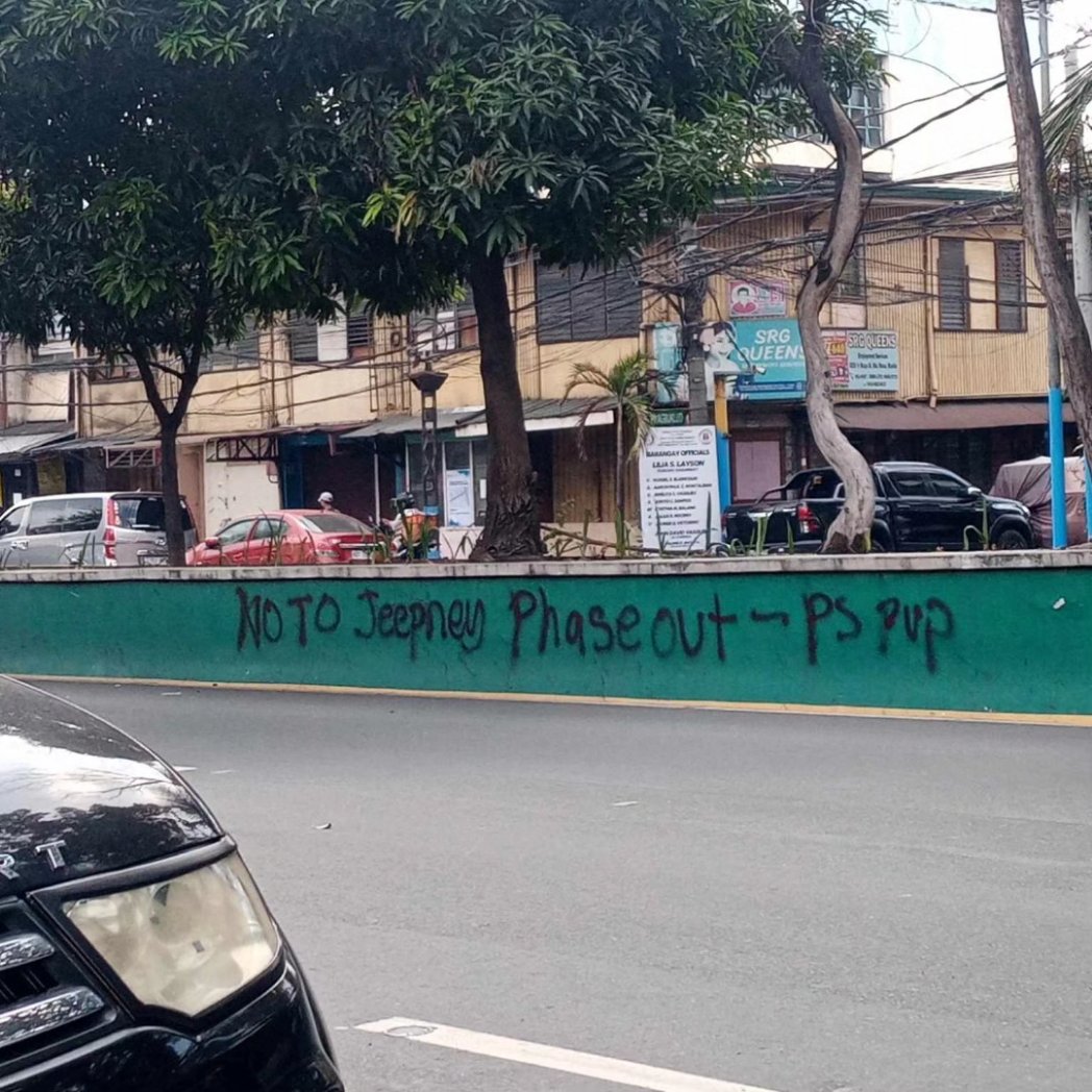 PandaySiningPUP's tweet photo. Sa kasalukuyan, patuloy pa rin ang pangmamasaker ng gobyerno sa hanap-buhay ng masa, gaya ng mga jeepney drivers at operators. Inaagawan ng lupa ang mga magsasaka, inaagawan ng kalsada ang mga tsuper. (2/2)
#TunayNaRepormaSaLupa #NoToPUVModernizationProgram https://t.co/F7WmhstWFY