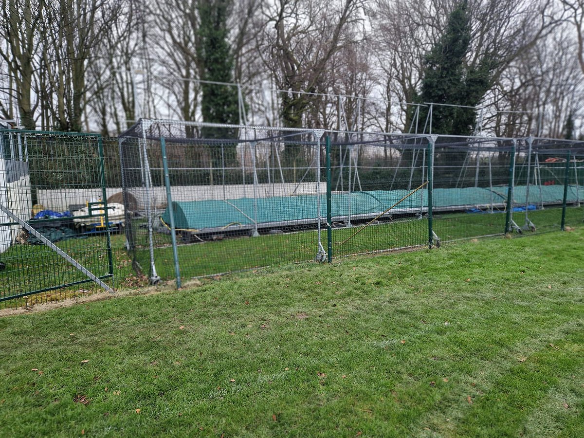 NewFarnleyCC's tweet photo. We had a really good response to doing work at the club yesterday. Our Chairman John Baldwin would like to thank everyone who turned up as we hit our goals: put the large water tank in place, took all torn advertising banners off the fencing and cleared lots of rubbish. #oneclub https://t.co/toIeG8iLrn